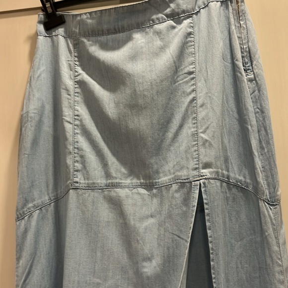 Midi length chambray lyocell skirt with long front split - made in Brazil - Picture 4 of 11